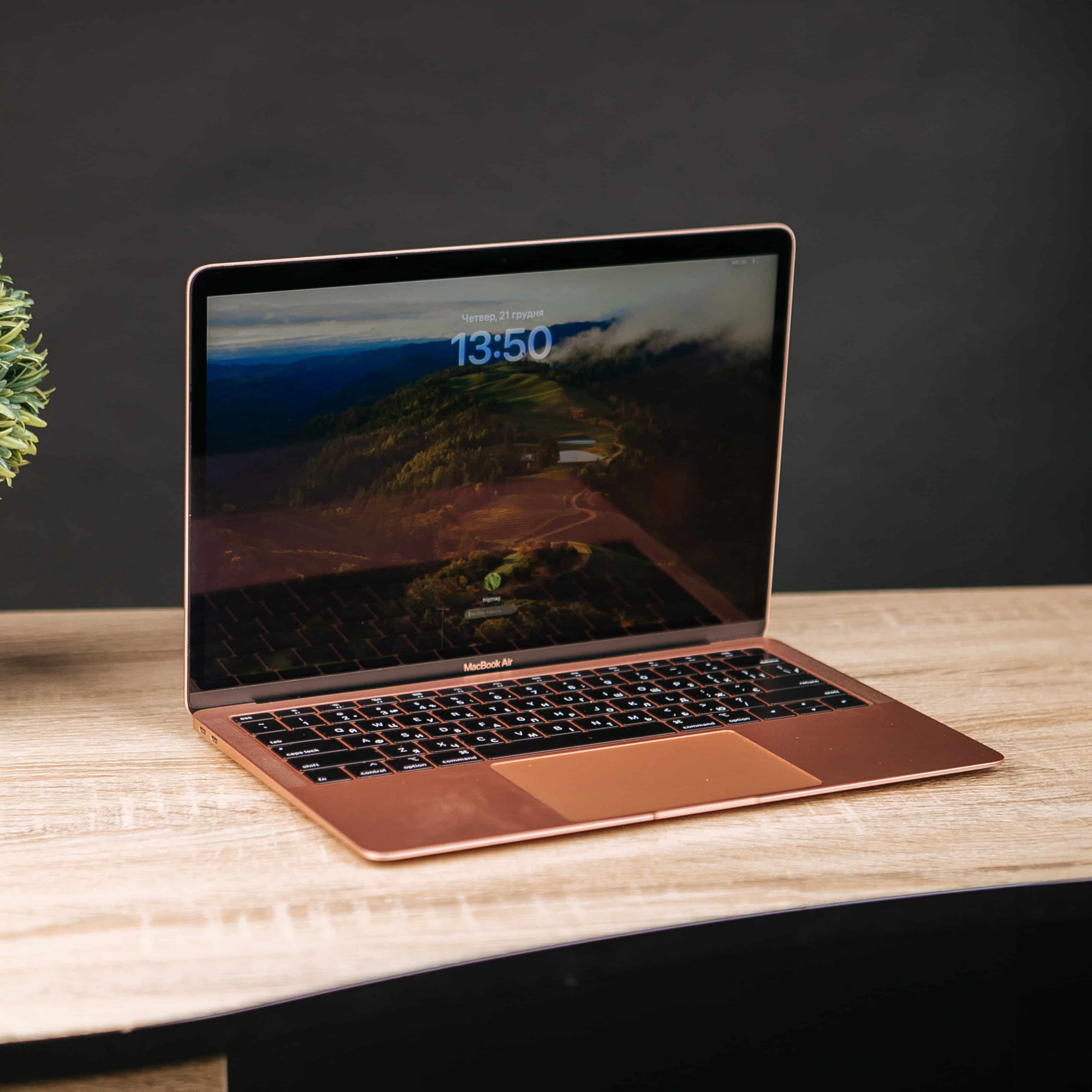 Apple MacBook Air уже много лет остается одним из самых популярных ультрабуков в мире, сочетая изящный дизайн, высокую производительность и удобство в повседневном использовании
