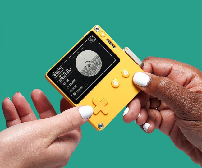 Ігрова приставка Playdate