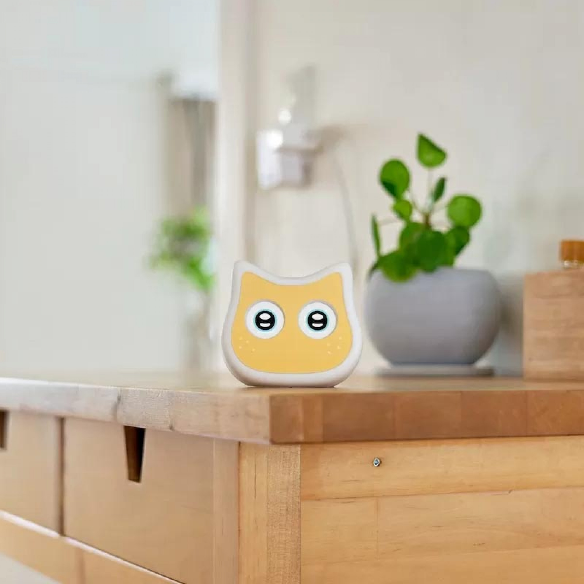 Робот-компаньйон у формі кота Mia