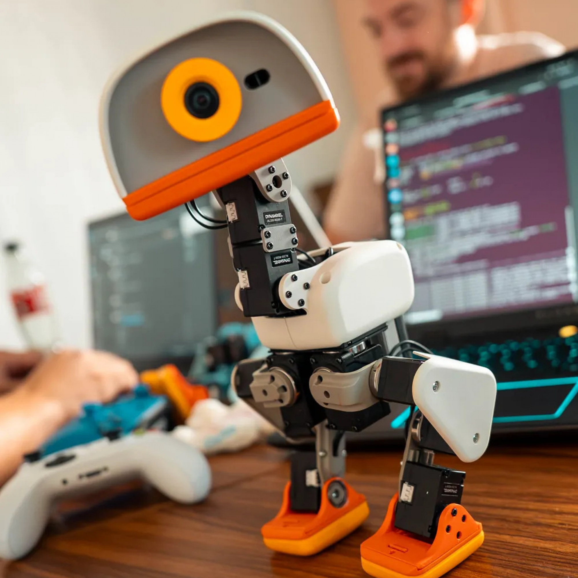 Кишеньковий робот  з ШІ Microduck