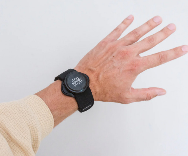 Набор носимых датчиков движения, который позволяет преобразовывать движение тела в музыку или звуковые эффекты SOMI