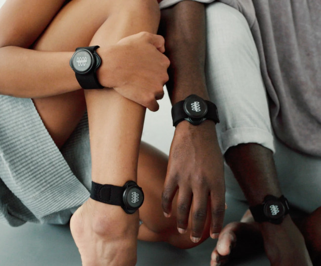 Набор носимых датчиков движения, который позволяет преобразовывать движение тела в музыку или звуковые эффекты SOMI