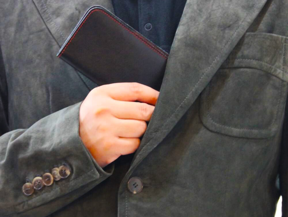 iPhone X в кишені куртки