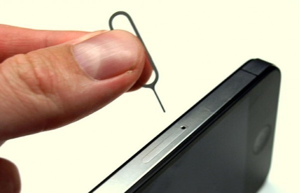 Что делать, если застряла сим-карта в iPhone или iPad?