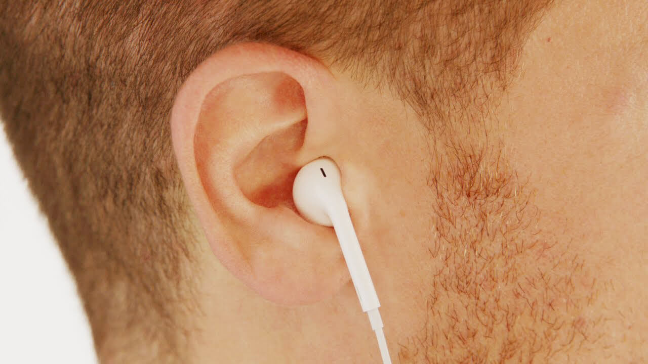 Apple EarPods в ухе