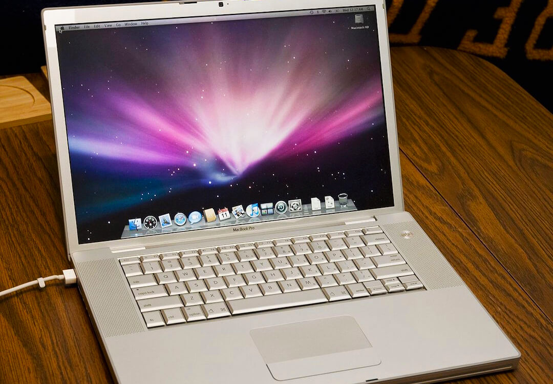 MacBook Pro 2006 року на столі
